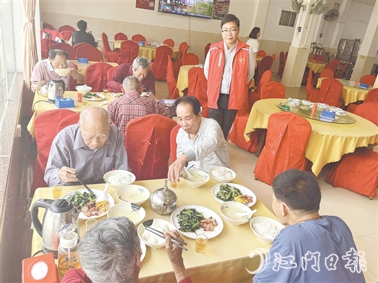 老人們一邊吃飯，一邊話家常。