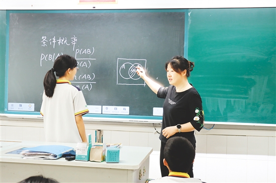 “學(xué)導(dǎo)練”教學(xué)模式激活學(xué)生思維，提升課堂效率。