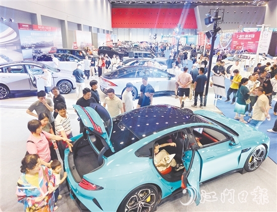 昨日早上，江門五一國(guó)際車展現(xiàn)場(chǎng)人氣旺。郭永樂