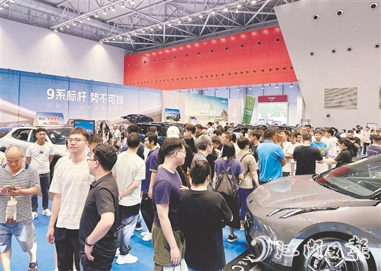 2025江門(mén)五一國(guó)際車(chē)展現(xiàn)場(chǎng)人潮涌動(dòng)。