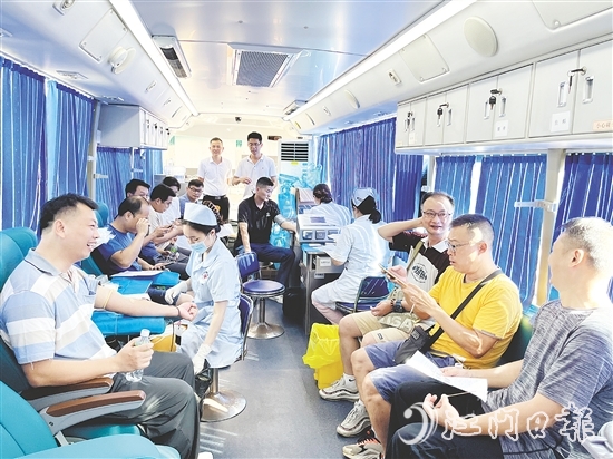 獻血車上，總有江門青年的身影。