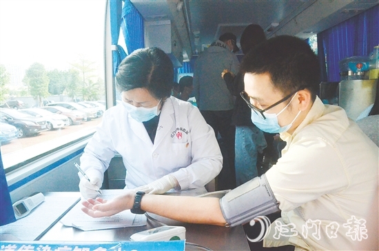 江門青年積極參與無償獻血。