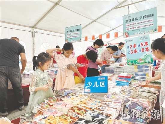 全民閱讀圖書文化活動(dòng)中，大人小孩共享閱讀樂趣。