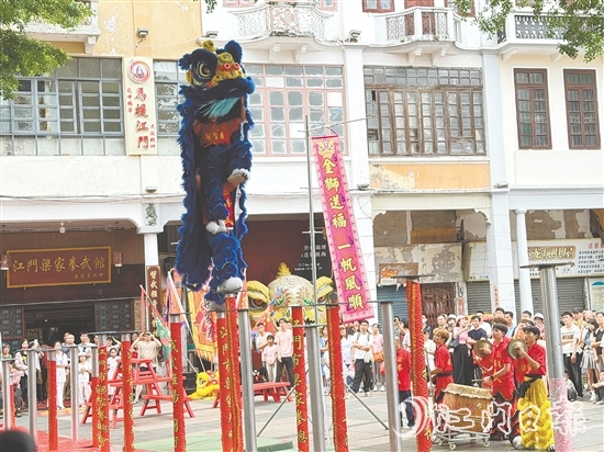 青年廣場(chǎng)上，15支精銳獅隊(duì)展開精彩比拼。