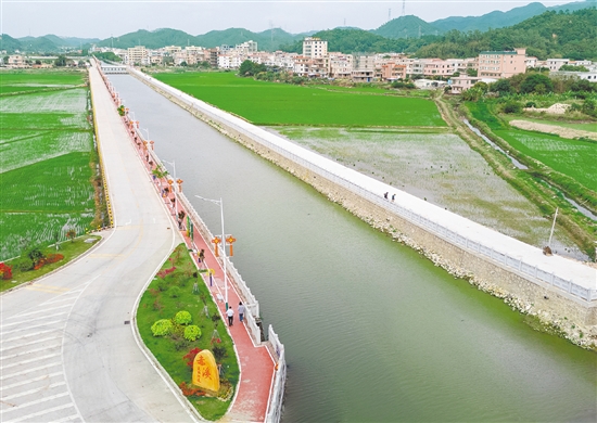 赤溪鎮(zhèn)的美麗河道白宵河，連續(xù)貫通3公里，河岸建有1.4公里的慢行步道。