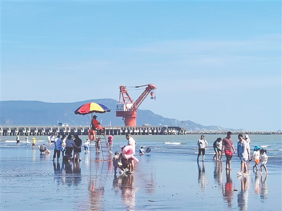 在臺(tái)山欽頭灣海浴場(chǎng)，游客盡情享受陽(yáng)光、海浪與沙灘。