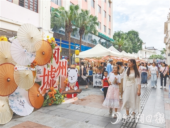 岡州墟非遺市集精彩不斷，現(xiàn)場人潮涌動。