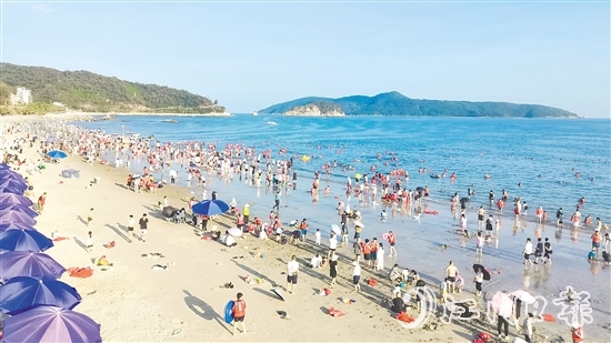 依托得天獨(dú)厚的自然稟賦與持續(xù)升級(jí)的文旅供給，今年“五一”假期，臺(tái)山濱海景區(qū)人氣爆棚。
