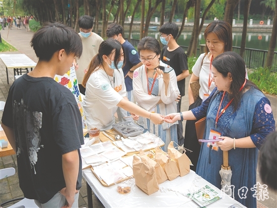 創(chuàng)意十足的糕點(diǎn)吸引不少市民前來(lái)品嘗和購(gòu)買。