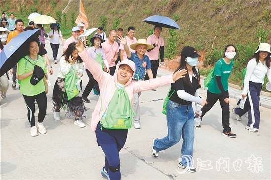 徒步愛好者沿青年水庫步行，穿梭于花海與綠林間，感受“體育+生態(tài)”的魅力。