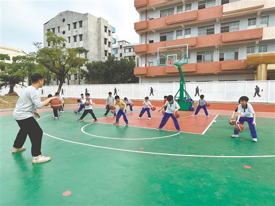 鶴山一中附屬小學(xué)將籃球運(yùn)動納入體育常規(guī)課程，每周開設(shè)一節(jié)籃球普及課，培養(yǎng)學(xué)生對籃球運(yùn)動的興趣。