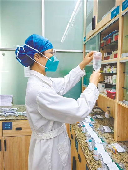 這是一雙嚴(yán)謹(jǐn)可靠的手。輸液前核對和檢查藥物的步驟是護(hù)理操作中的關(guān)鍵環(huán)節(jié)，要遵循“三查七對”原則。此時，江門市結(jié)核病防治所住院部護(hù)士黃惠敏正在認(rèn)真核對患者的輸液藥物，確保用藥安全。