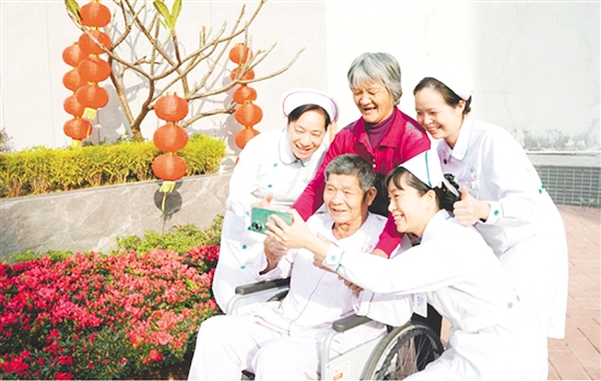 這是一雙溫暖相伴的手?！盀槟拈_心而開心”，江門市人民醫(yī)院泌尿外科護(hù)理團(tuán)隊與即將康復(fù)出院的患者及家屬定格美好瞬間。快門按下的瞬間，醫(yī)患笑容燦爛如新春暖陽，也留存了一段溫暖的珍貴記憶。（何潔蘭