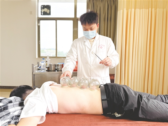 中醫(yī)館吸引著眾多患者慕名而來。