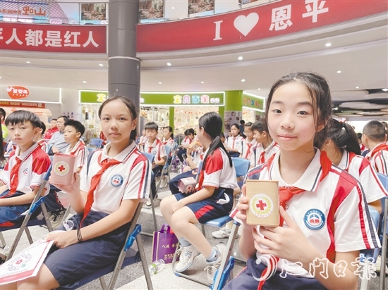 恩平市紅十字會(huì)與馮如小學(xué)共同試點(diǎn)發(fā)起“愛(ài)心存錢(qián)罐”公益活動(dòng)。