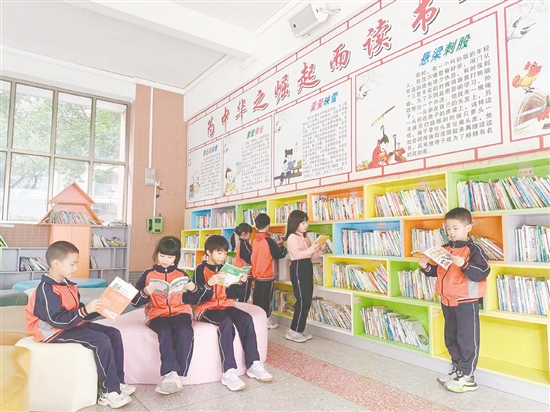 走進(jìn)恩平市成德小學(xué)的德雅書苑，琳瑯滿目的書籍令人應(yīng)接不暇。