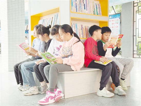 如今，恩平各校力爭讓學(xué)生們可隨時暢游書海。