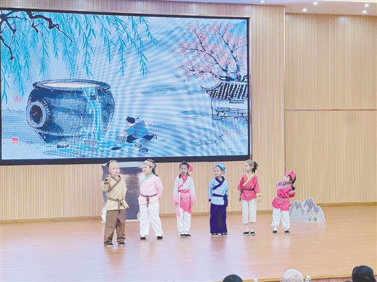 在恩平市成德小學(xué)的讀書節(jié)活動中，學(xué)生帶來課本劇表演。