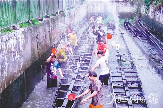 在水口鎮(zhèn)龍東村委會(huì)欖沖村，村民們合力將深埋河底的龍舟“喚醒”，為即將到來(lái)的端午龍舟賽事做準(zhǔn)備。