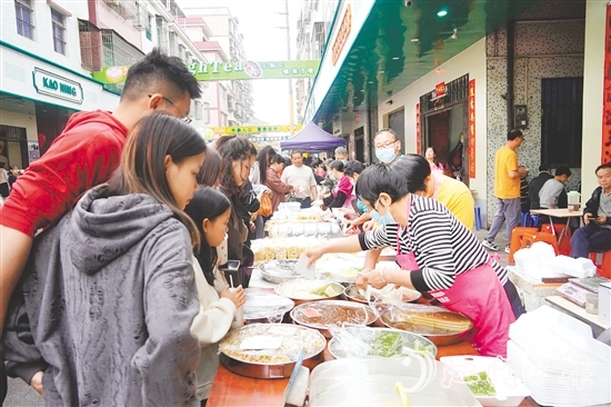 月山“三點三”小吃街內人流如織，熱鬧非凡。