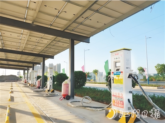 目前，開平市公有投資控股集團(tuán)有限公司已建成13座公共充電站、1座公交車專用充電站，共配備直流快充充電槍306支、交流充電樁8臺(tái)。