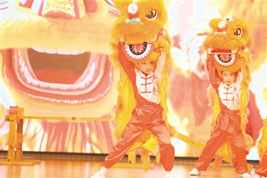 舞臺上，幼兒園小醒獅賣力演出。