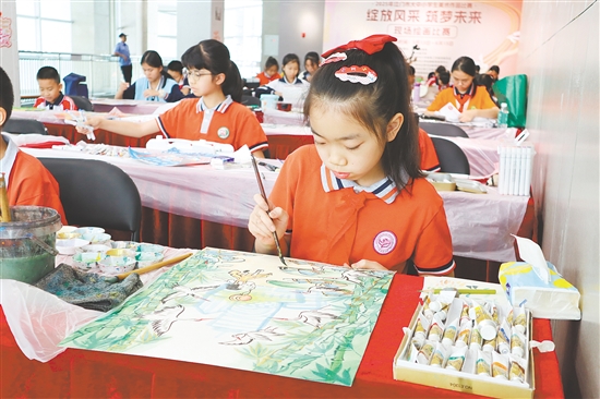 選手們現(xiàn)場角逐繪畫與書法類作品一等獎。