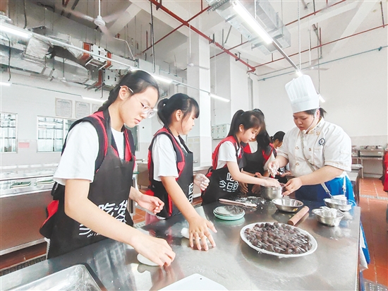 小記者親手制作糯米糍。