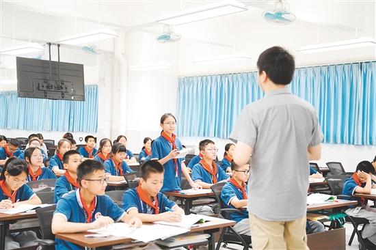 課堂上，學(xué)生回答老師的提問(wèn)。