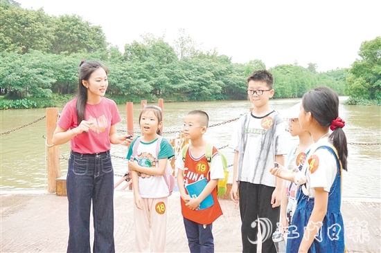 活動通過聽講解、看實景、做實踐等互動方式，讓孩子們沉浸式學習課本知識。