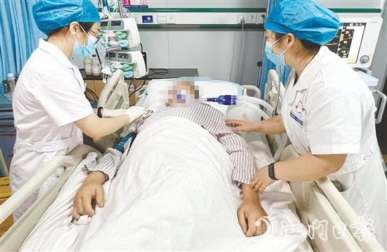 臺山市人民醫(yī)院呼吸與危重癥醫(yī)學科護理團隊在生死競速中展現(xiàn)“呼吸衛(wèi)士”的使命擔當。