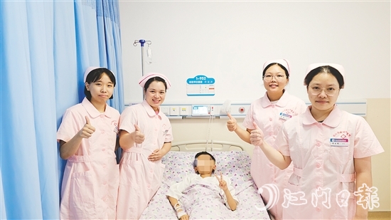 臺山市婦幼保健院綜合科護理團隊為兒童患者加油打氣。