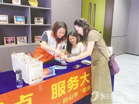 連日來，臺山市多部門聯(lián)合行動(dòng)，通過線上線下相結(jié)合的方式全方位宣傳“臺山僑事通”微信小程序。