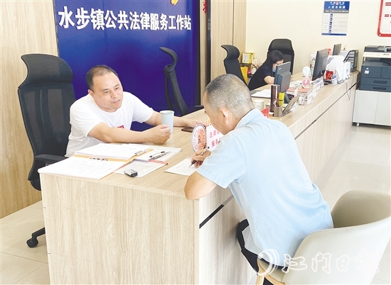 方健達（左）為群眾普及法律知識。
