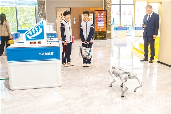 展覽涵蓋人工智能、芯片技術、生命科學等領域，展出40余件科技展品。