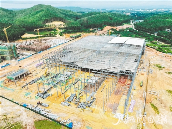 鶴山各大工業(yè)園區(qū)重點項目建設(shè)現(xiàn)場一片火熱。圖為志格（鶴山）智能家電產(chǎn)業(yè)園項目。