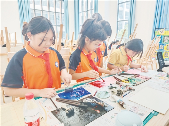 在鶴山工業(yè)城第一小學吹塑紙版畫社團的課堂上，學生發(fā)揮想象力和創(chuàng)造力，創(chuàng)作自己喜愛的作品。