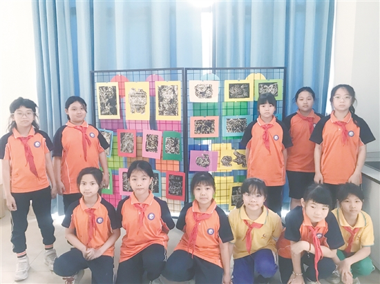鶴山工業(yè)城第一小學為喜歡吹塑紙版畫藝術的學生搭建展示平臺。