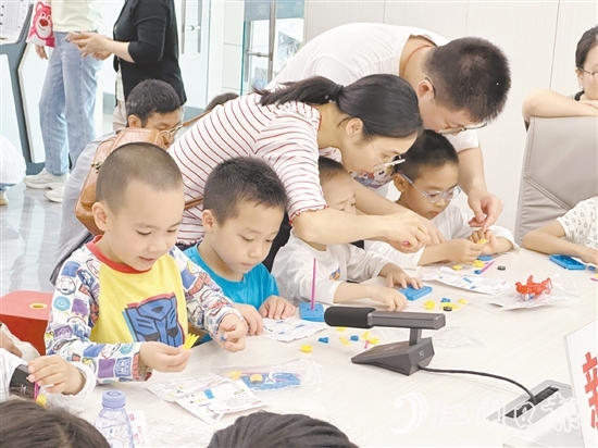 孩子們?cè)谶M(jìn)行風(fēng)力風(fēng)向標(biāo)科學(xué)實(shí)驗(yàn)。