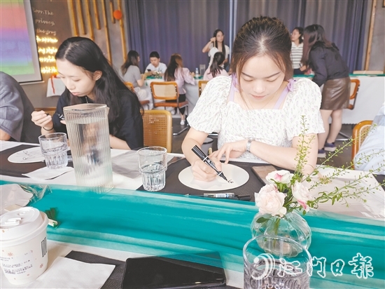 農(nóng)業(yè)銀行江門分行組織青年員工制作漆扇。