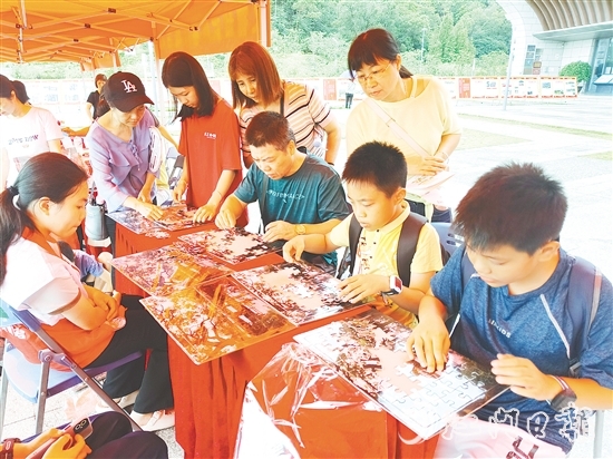 親子家庭參與文物拼圖大挑戰(zhàn)。