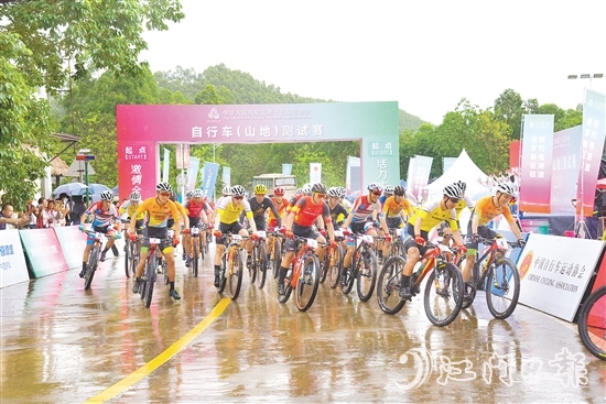 第十五屆全國(guó)運(yùn)動(dòng)會(huì)自行車（山地）測(cè)試賽鳴槍開賽，選手們展開激烈比拼。