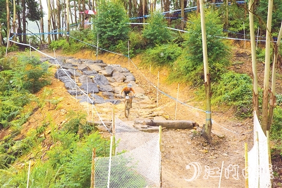 選手在山林間高速騎行，展現(xiàn)高超技術(shù)。