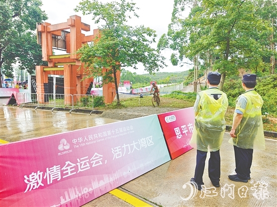 警察現(xiàn)場(chǎng)維持賽場(chǎng)秩序，保證比賽順利進(jìn)行。