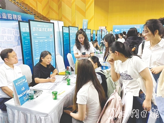 恩平市人社局組織企業(yè)進高校招聘人才。