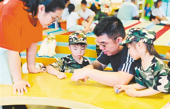 活動中，親子共同拼接軍事武器小拼圖。