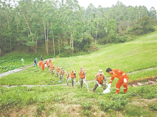 鶴山民兵進(jìn)行山洪災(zāi)害應(yīng)急救援演練。