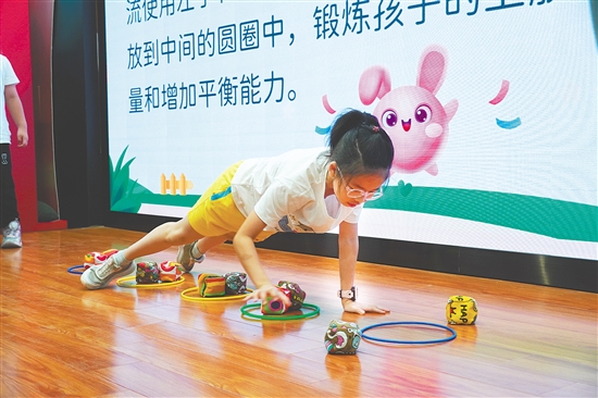 學(xué)生在體驗趣味體態(tài)訓(xùn)練。