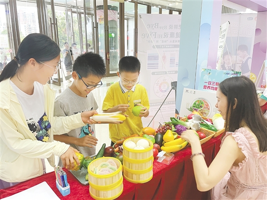 孩子們在趣味互動中學習營養(yǎng)知識。
