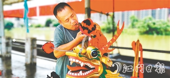 杜澄龍舟活動完整保留著農(nóng)歷四月初八“轉(zhuǎn)龍頭”、五月初一“旺龍日”等古禮。圖為村民在“旺龍日”前整理龍頭龍棗。